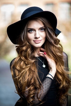 curly festival hair with hat